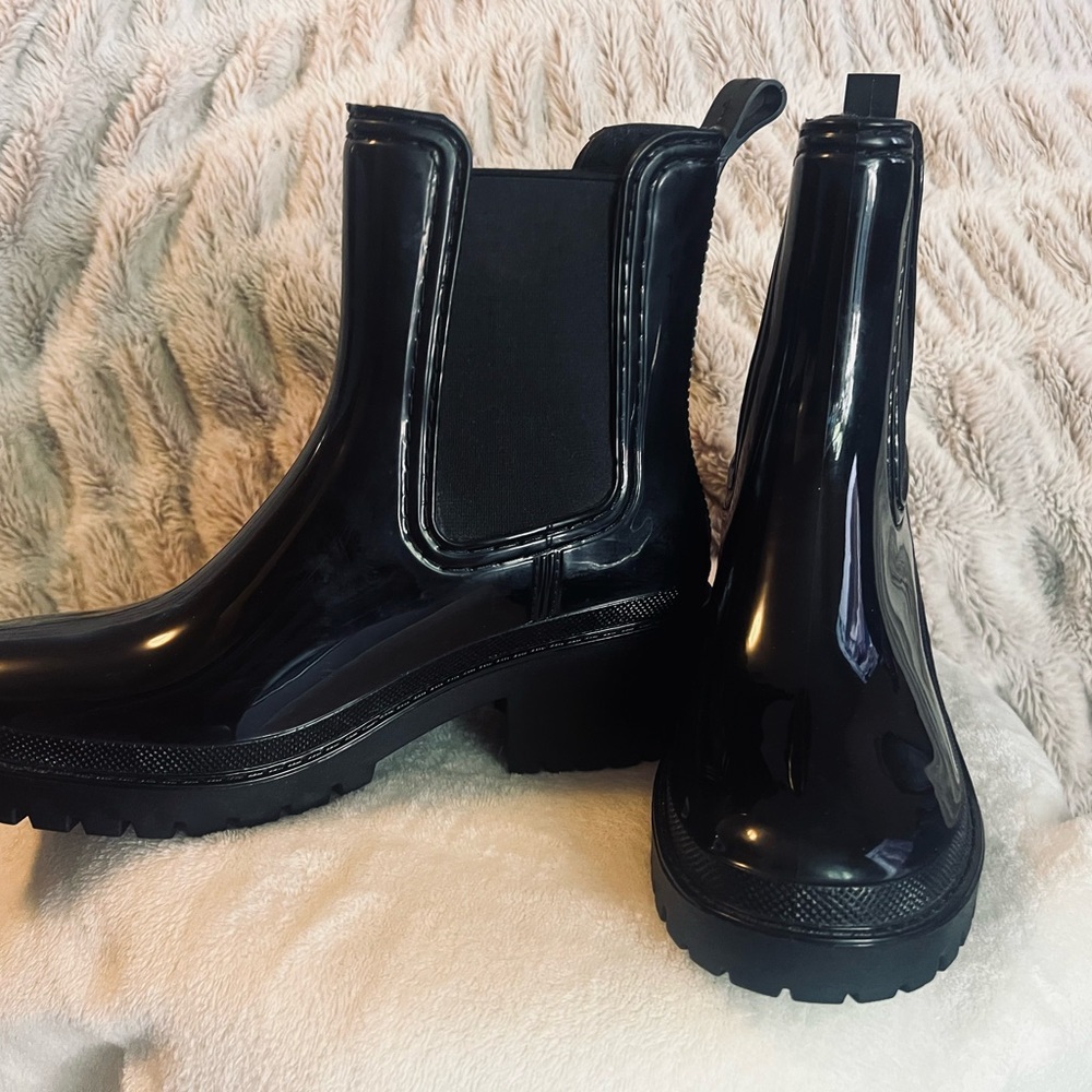 Supper cute black boots! Size 9